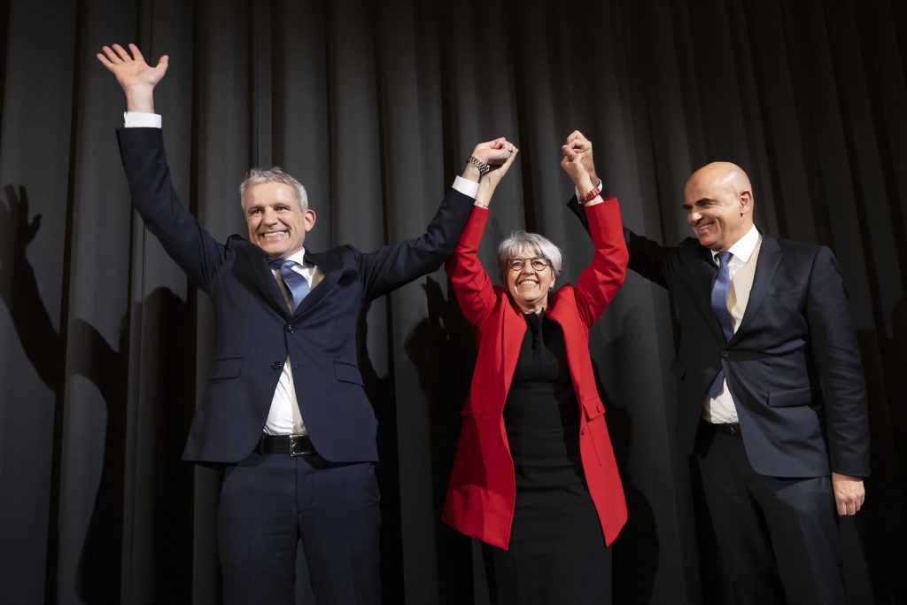 Dida: Da sinistra: il neoeletto Beat Jans, Elisabeth Baume-Schneider e Alain Berset (Keystone)