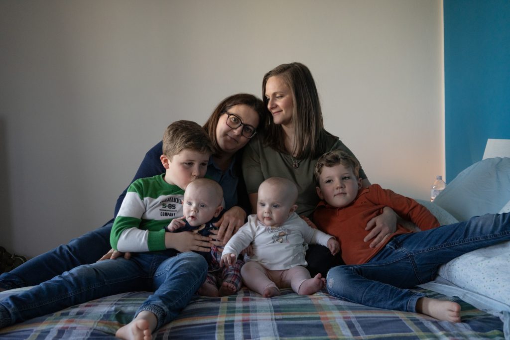 Elisa e Sara con i loro quattro figli (Chiara Luxardo e Stefania Prandi)