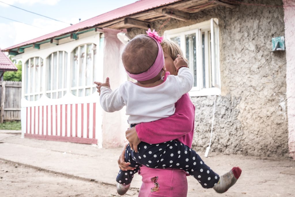 2. Alina tiene in braccio il nipotino Ion