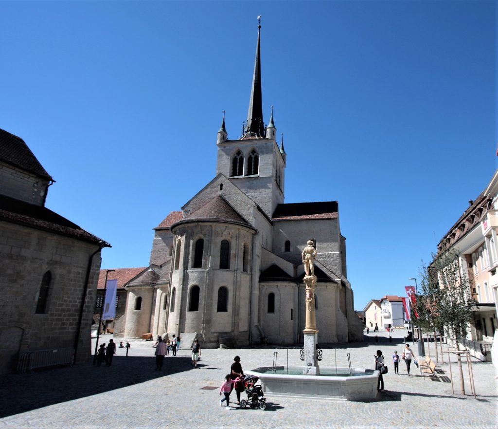L'abside dell'Abbazia di Payerne e la nuova Piazza del Mercato (T. Stiano)
