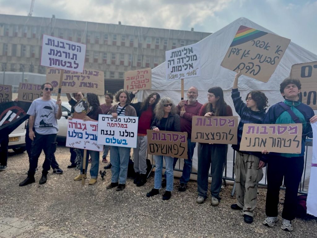 Attivisti di Mesarvot, in prima fila con la maglia a righe Sofia Orr (Mesarvot)