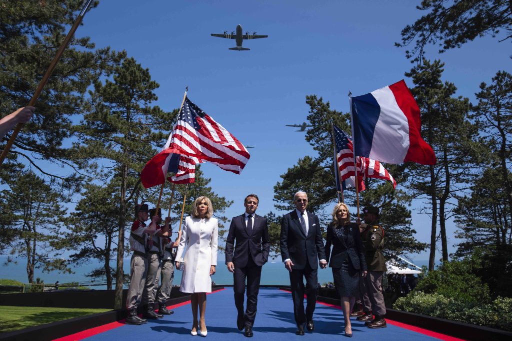 Da sinistra: Jill e Joe Biden, Emmanuel Macron e la moglie Brigitte lo scorso mese di giugno (Keystone)