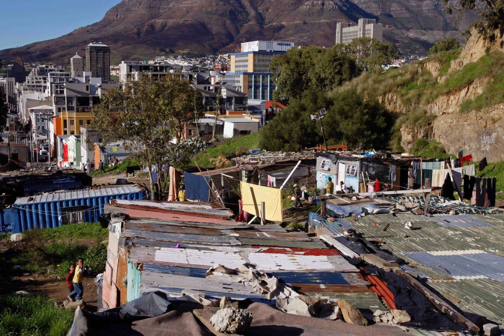 1. Una baraccopoli ai margini di Città del Capo