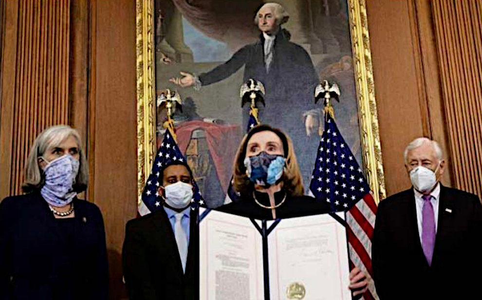 La speaker della Camera dei rappresentanti Nancy Pelosi mostra il documento di impeachment di Donald Trump (AFP)