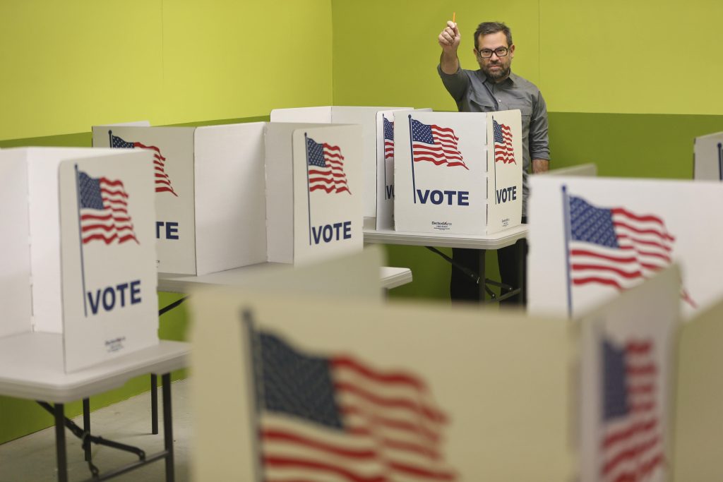 L’artista Pedro Reyes e la sua installazione di protesta Doomocracy, la casa stregata degli orrori politici, dedicata alle elezioni USA, a New York (Keystone)