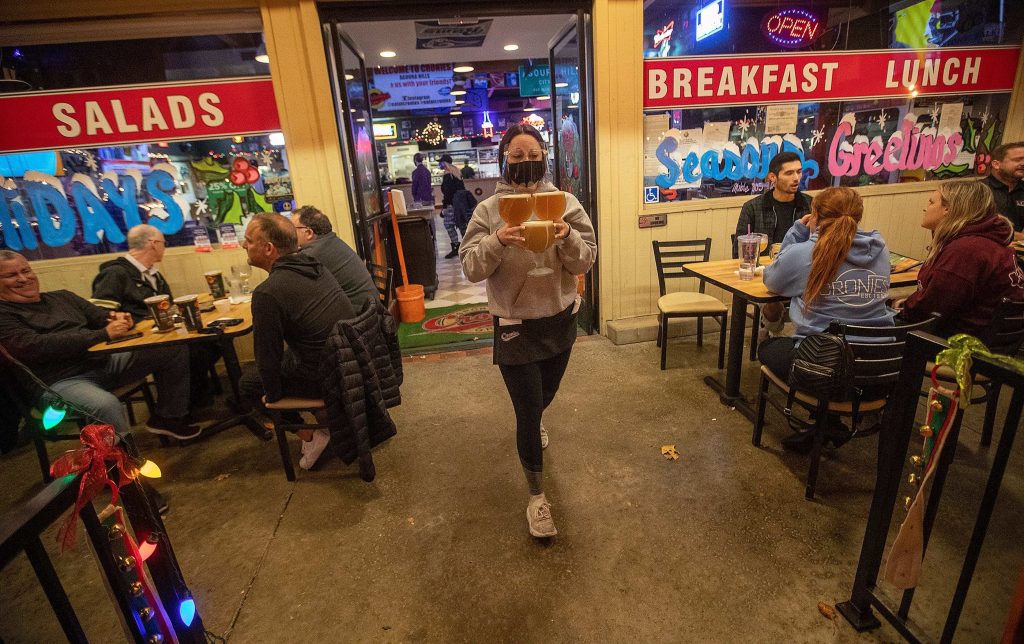 1. Negli Usa sono in maggioranza camerieri, inservienti, commesse e cassiere a dimettersi in massa. Nell’immagine un bar della California (Shutterstock)