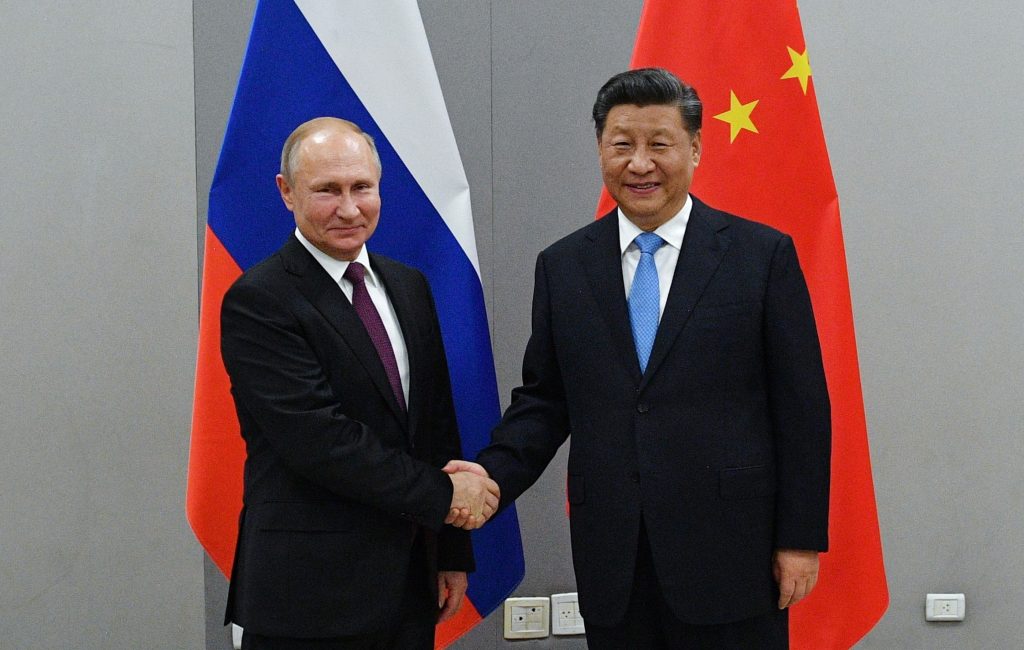 Oggi alcuni fautori della realpolitik rimproverano a Washington di aver spinto Vladimir Putin (a sinistra) nelle braccia di Xi Jinping (Keystone)