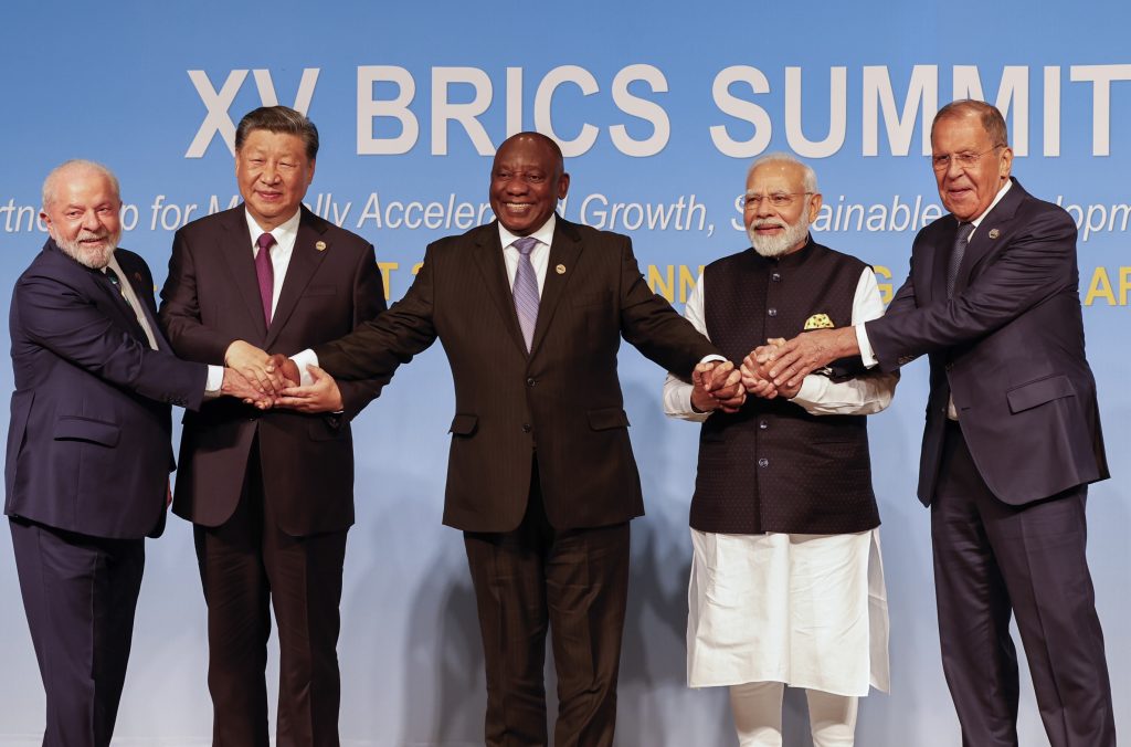 2. Al vertice dei Brics di Johannesburg Cyril Ramaphosa (al centro) ha incontrato il presidente cinese Xi Jinping e quello brasiliano «Lula» da Silva (a sinistra), il primo ministro indiano Narendra Modi e il ministro degli Esteri russo Sergej Lavrov