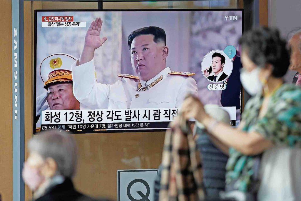 Nella stazione ferroviaria di Seul, uno schermo mostra un notiziario su Kim Jong Un e il lancio missilistico della Corea del Nord sul Giappone (Keystone)