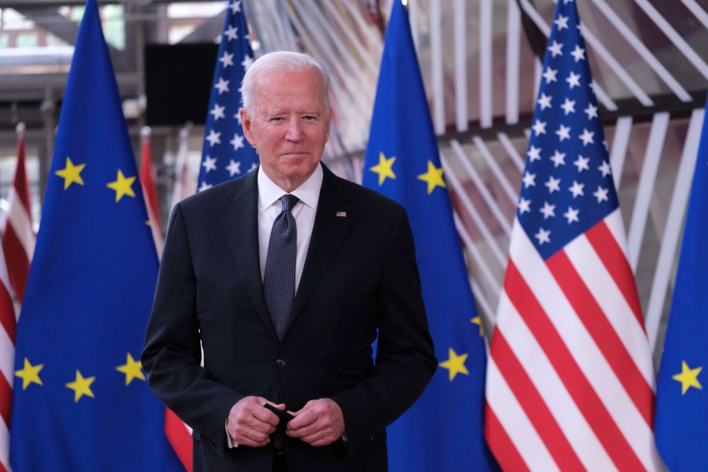 L’America (sopra il presidente Joe Biden) è stata risucchiata verso l’Europa, costretta a dedicare attenzione e risorse a un Continente che non rientrava più nelle sue priorità strategiche (Shutterstock)