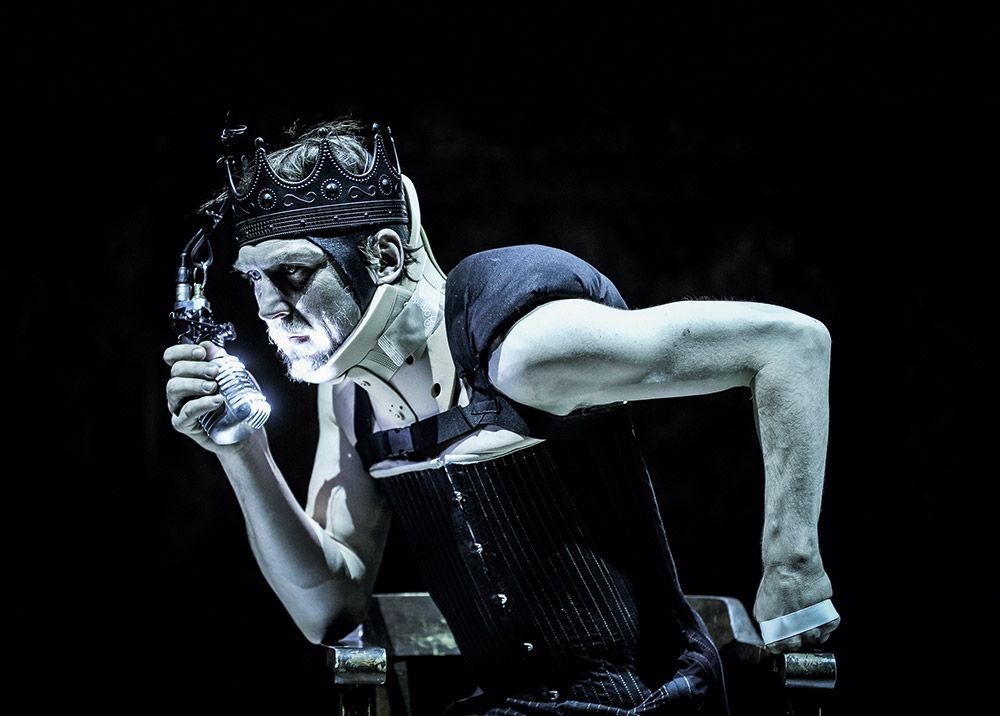 Il regista e attore berlinese Lars Eidinger nei panni di Riccardo III d'Inghilterra