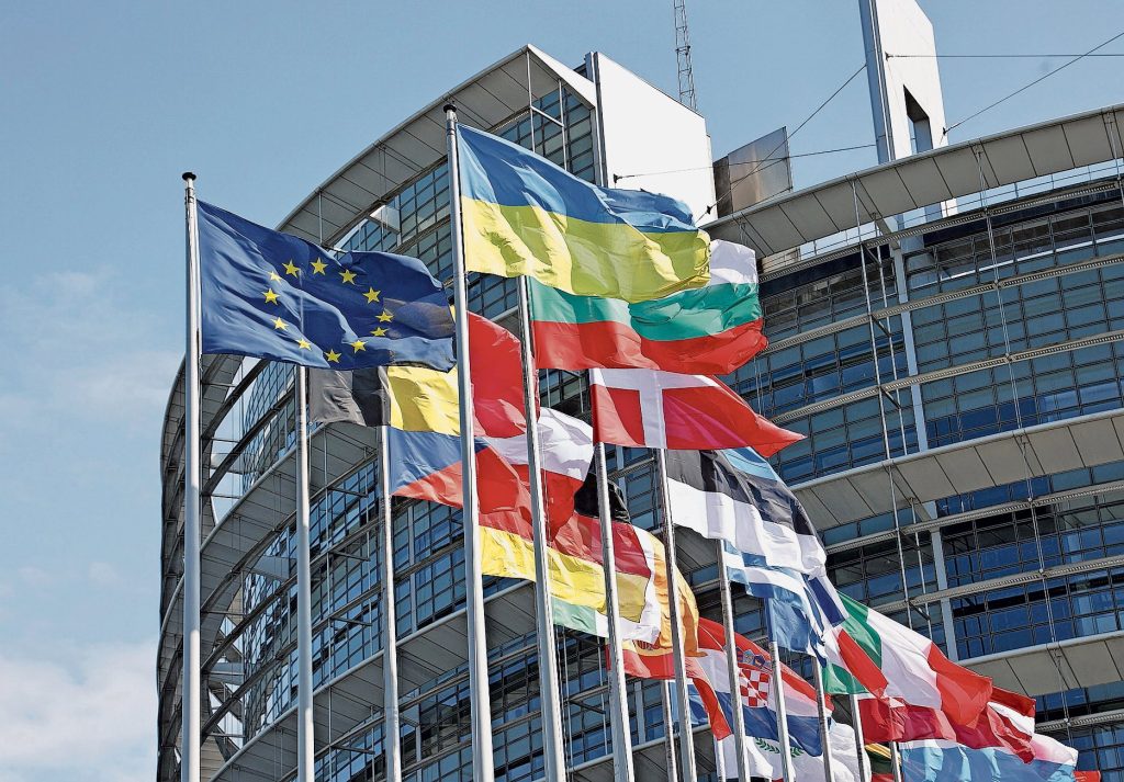 Bandiere davanti alla sede del Parlamento europeo a Strasburgo (Keystone)
