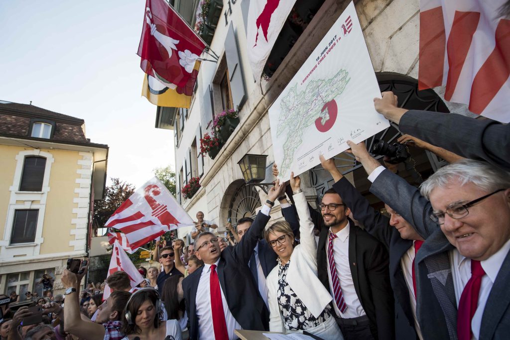 18.6.2017, i cittadini di Moutier votano a favore dell’adesione al canton Giura: i diritti popolari sono uno dei punti di forza del modello elvetico (Keystone)