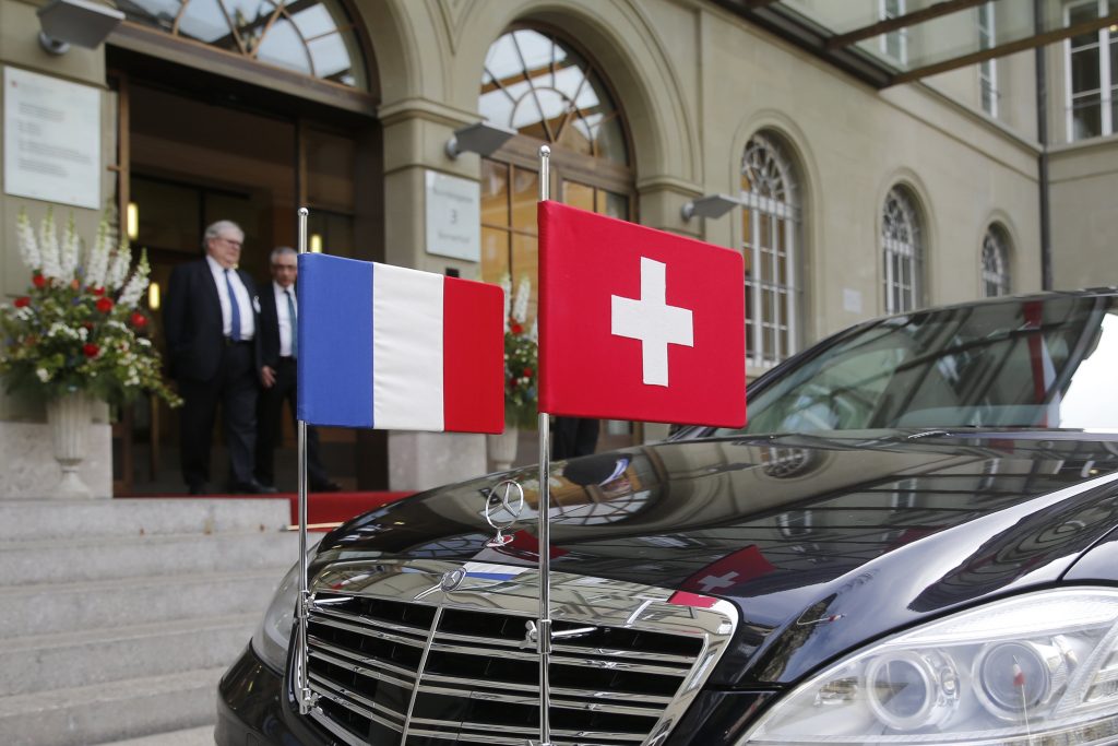 Le bandiere svizzera e francese a Berna, in occasione della visita di François Hollande nell’aprile 2015 (Keystone)