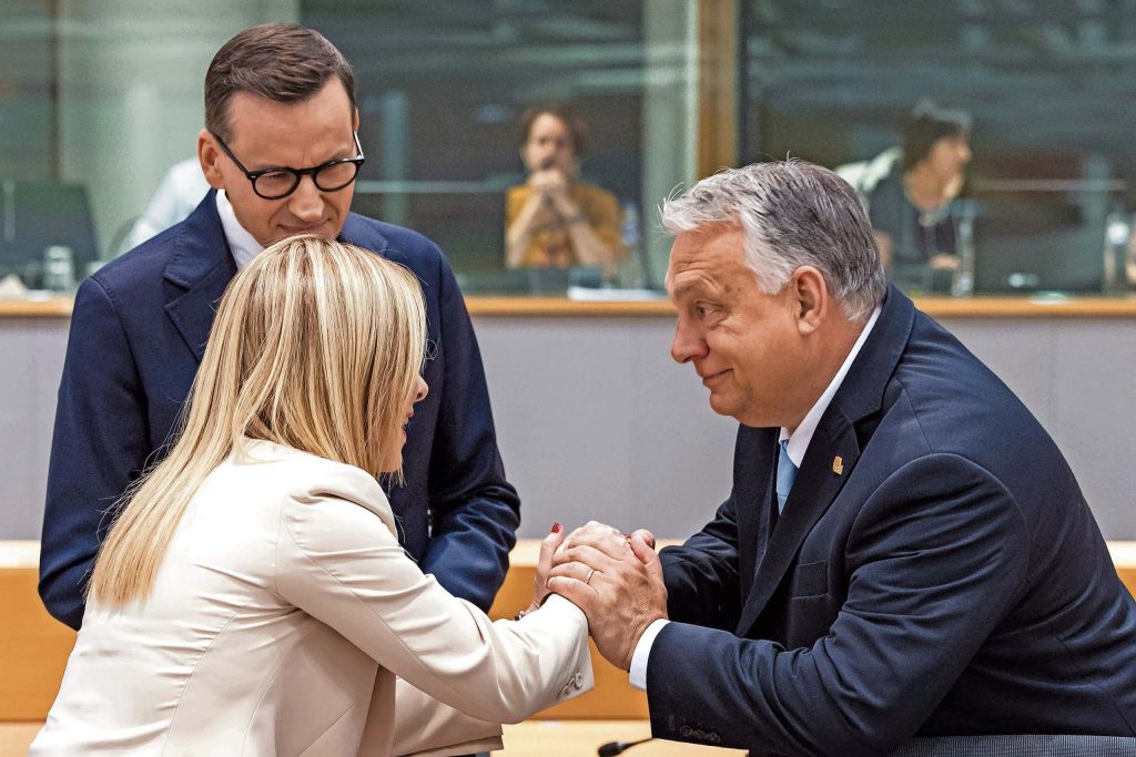 Il primo ministro ungherese Viktor Orban, a destra, parla con Giorgia Meloni e il premier polacco Mateusz Morawiecki a margine del vertice Ue di fine giugno a Bruxelles (Keystone)