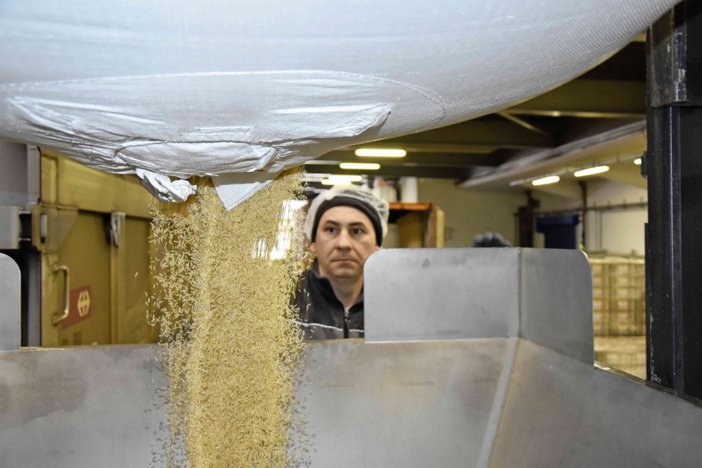 Giunto in Svizzera, il riso thailandese viene subito versato nei silos della Riseria a Taverne