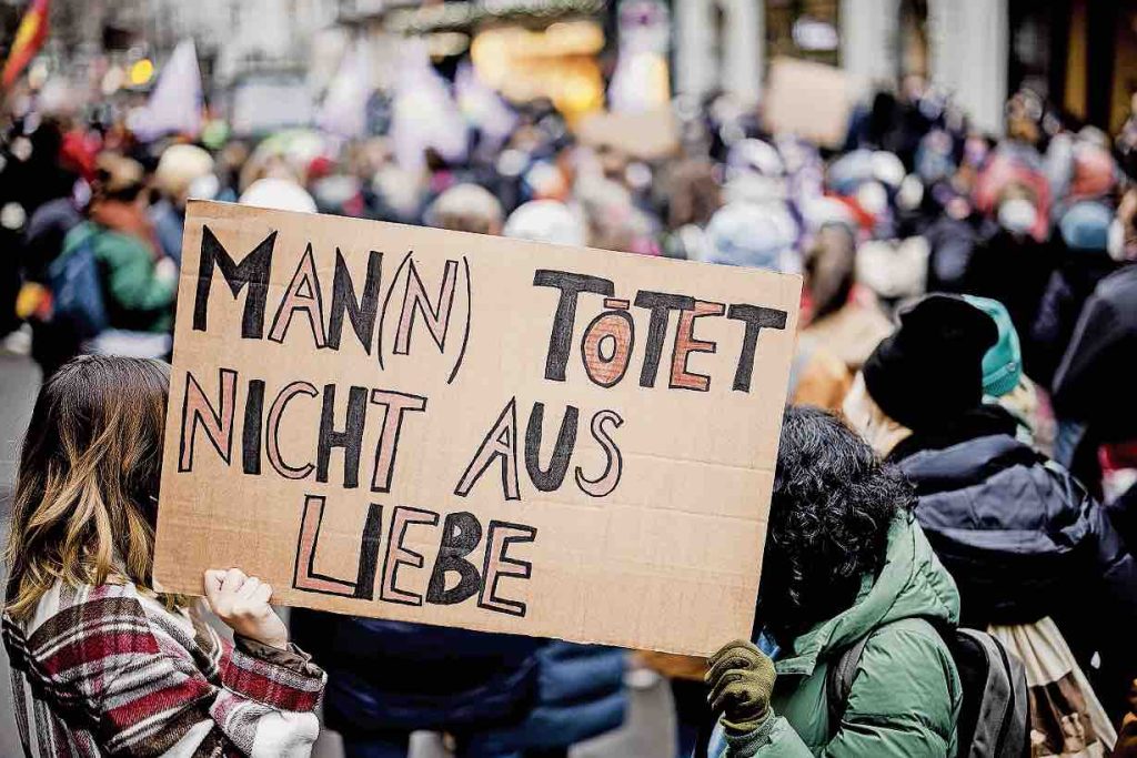 Lo slogan: gli uomini non uccidono per amore (Keystone)