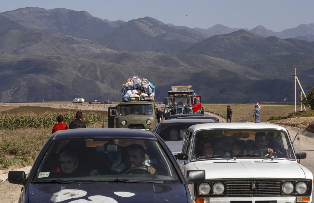 Armeni in fuga dal Nagorno-Karabakh, il 28 settembre scorso (Keystone)