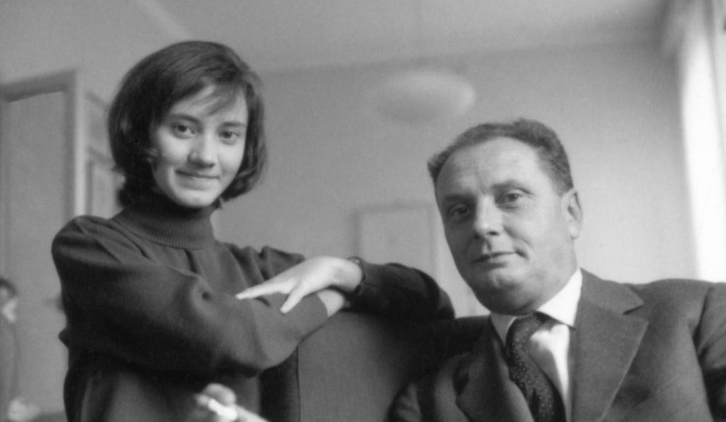 Silvia Sereni con il padre Vittorio in un’immagine del 1964 (Ugo Mulas/Archivio Vittorio Sereni)