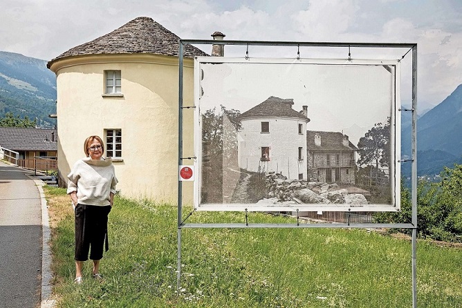 Maria Rosa Bozzini davanti alla celebre Casa rotonda di Corzoneso (Stefano Spinelli)