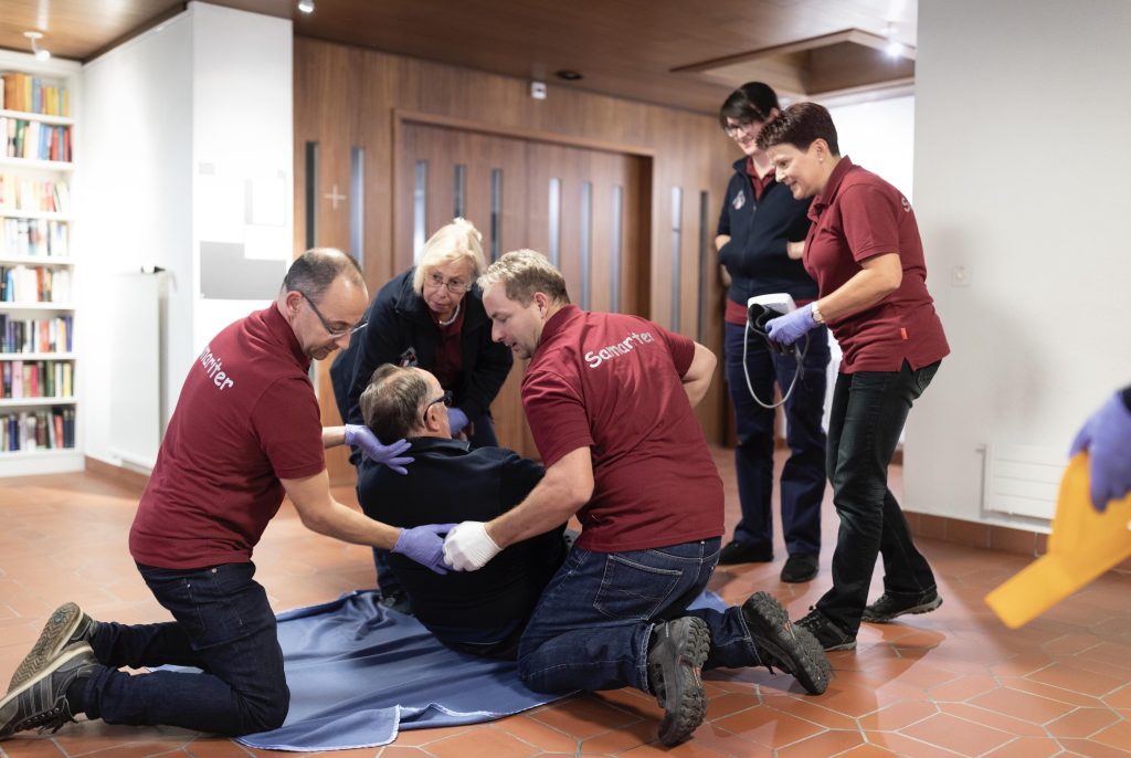 I primissimi momenti di soccorso sono fondamentali per salvare le vite di chi è colpito da un arresto cardiaco. I corsi per volontari laici sono un’arma fondamentale per aiutare le vittime (foto Keystone)