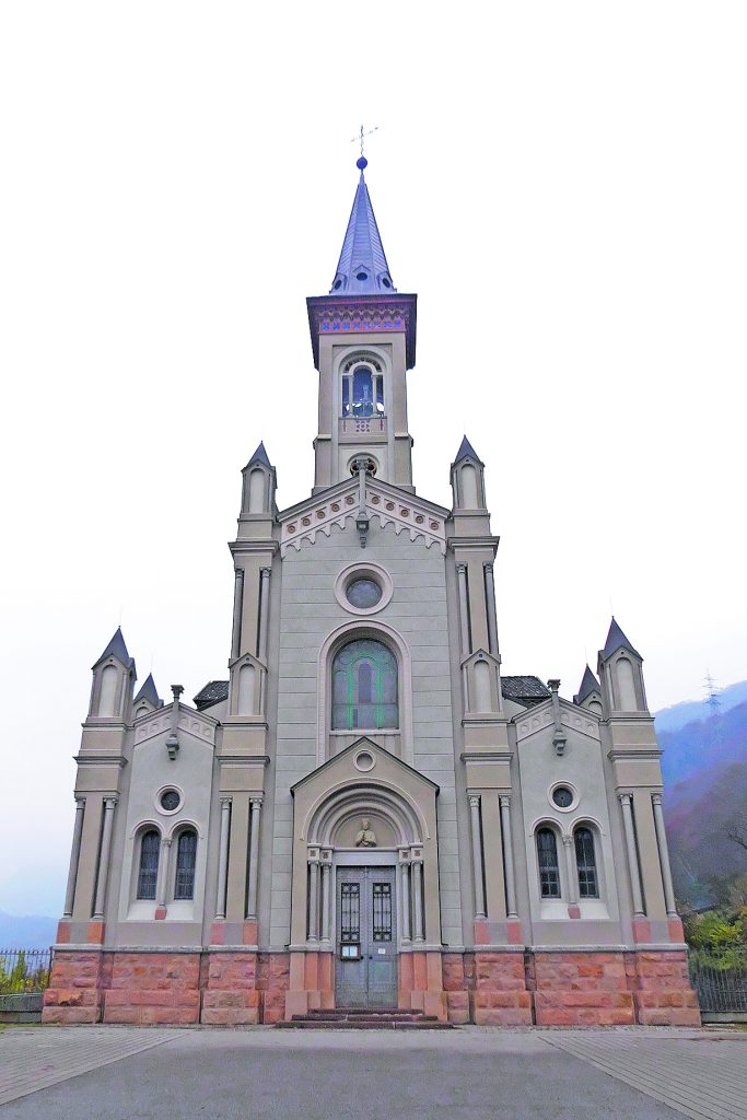 La facciata della chiesa di San Carlo Borromeo prima e dopo il restauro (Montiglia/Mantovani)