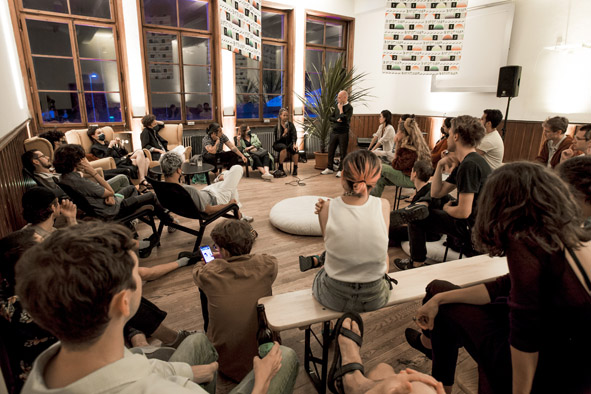 La Filmmakers Academy si presenta agli ospiti del BaseCamp; in piedi Stefano Knuchel, responsabile delle Academies e del settore  Filmmakers (S. Spinelli)