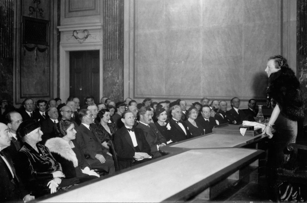 Sarfatti ospite al Kulturbund di Vienna, dove parla dello stile di vita del 20esimo sec. sotto Mussolini – tra il pubblico anche A. Mahler e F. Werfel (Keystone)