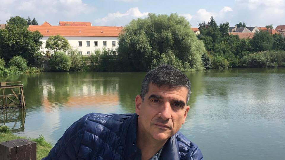 Giorgio Scianna confronta il lettore con una serie di questioni etiche (Wikipedia)