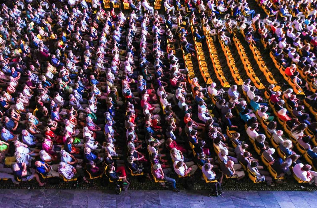 ... le sedie allineate (@Locarno Festival, Luca Dieguez)