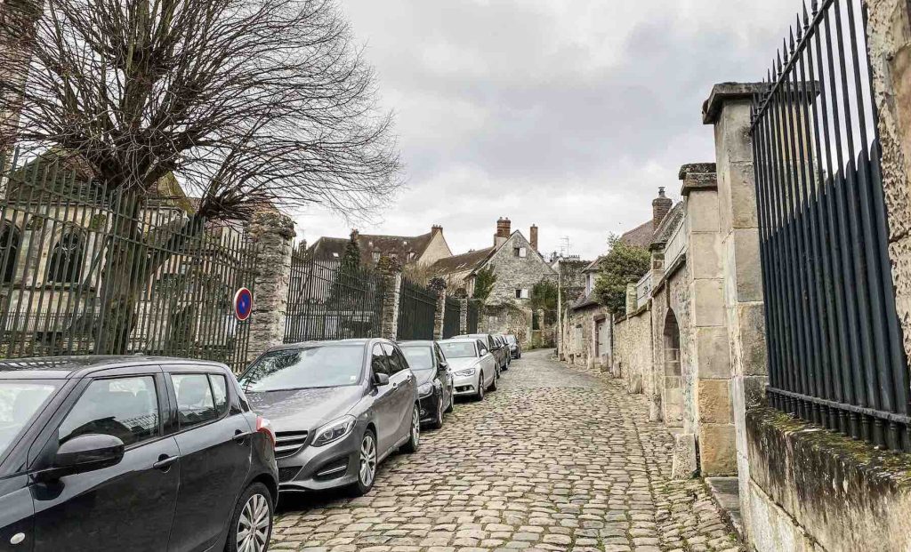 Una cittadina suggestiva e che sa di antico (Dalla Valle)