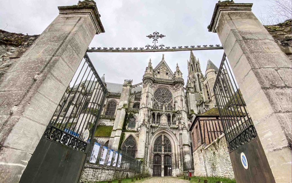 L'ingresso della cattedrale Notre-Dame visto dalla Rue aux Flageards (Dalla Valle)