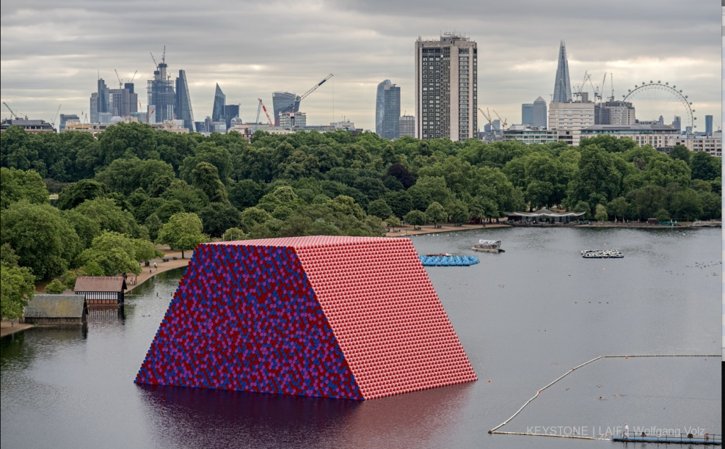 La suggestiva opera londinese di Christo; sullo sfondo la skyline della City (Keystone)