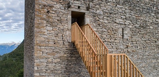 Roman Signer, Installation am Turm, 2020 Legno di larice, secchio di latta, acqua (© Yanik Bürkli, CLUS AG)