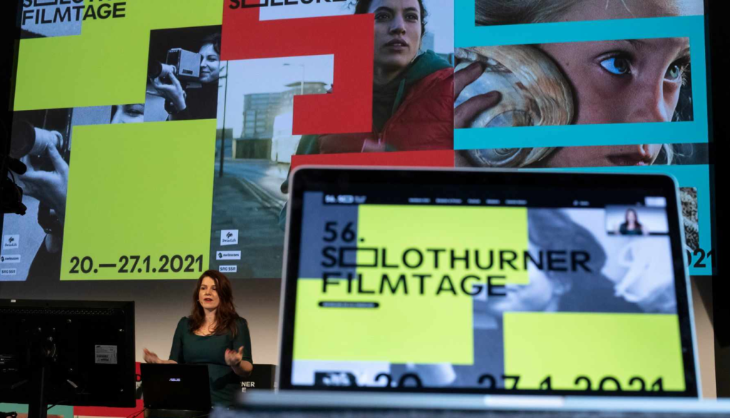 Anita Hugi, direttrice della kermesse, circondata dalle opportunità «virtuali» (visionsdureel.ch)