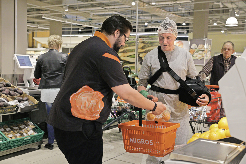 Alcuni figuranti travestiti da infortunati attirano l’attenzione di clientela e personale sui rischi quotidiani (SUVA)