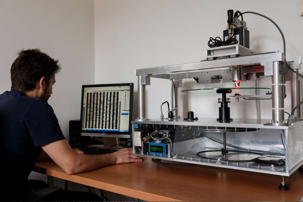 Un operatore di software all'opera su uno scanner HD