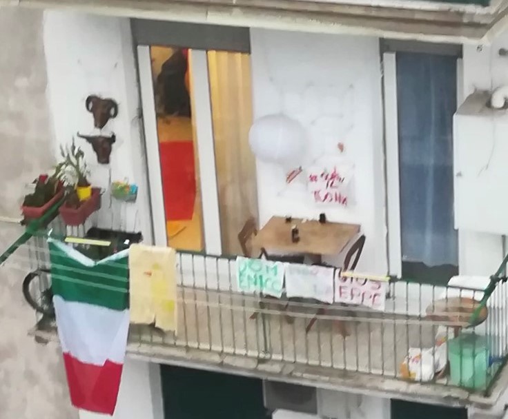 Sui balconi i nomi di chi li abita: finalmente ci si conosce