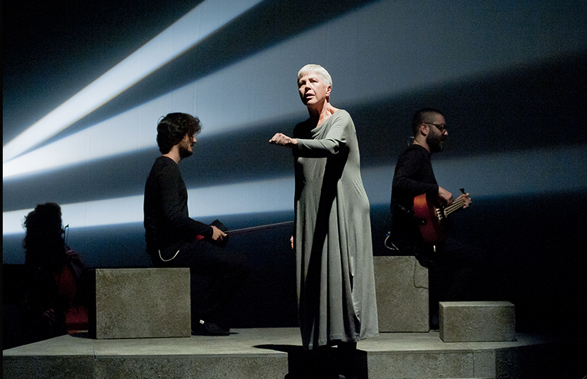 Ottavia Piccolo in un momento di Occident Express (piccoloteatro.org)