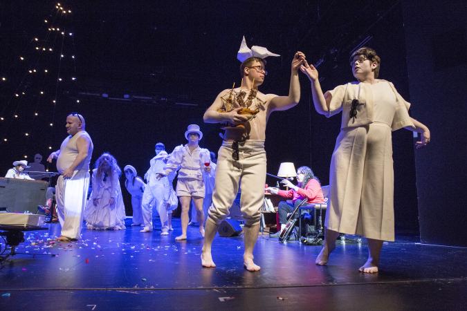 La compagnia Theater Hora ha entusiasmato il pubblico (teatro.sociale)