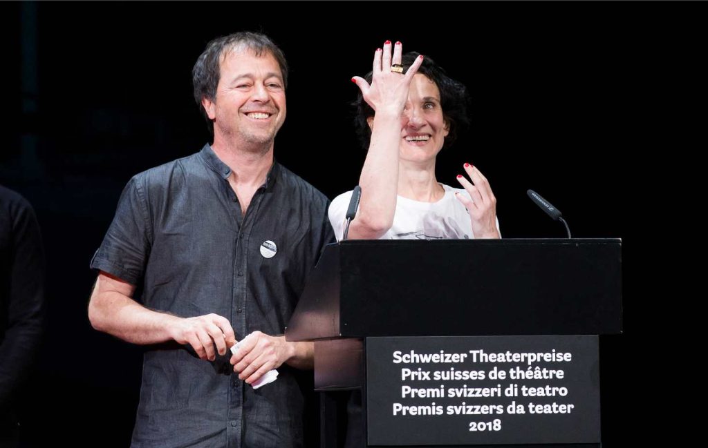 Stefan Colombo und Nora Vonder Mühll del Theater Sgaramusch ricevono il Gran Premio svizzero di teatro e l’anello Hans Reinhart (Keystone)