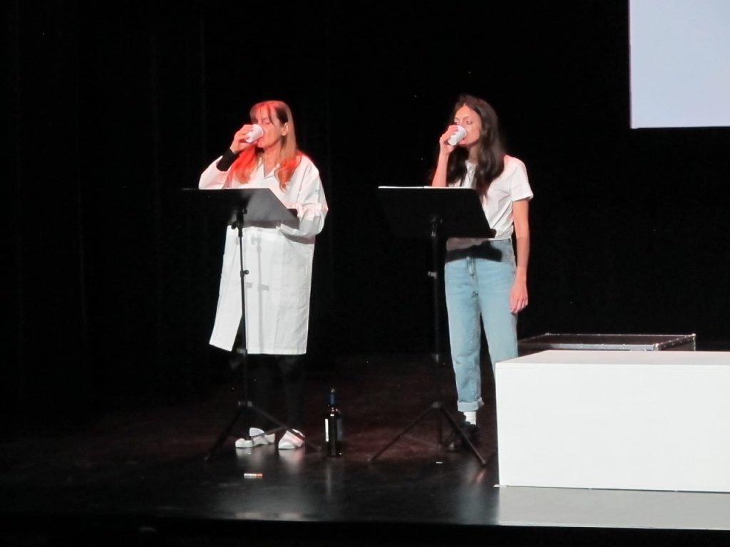 Francesca Mazza e Margherita Saltamacchia in L'epidemia