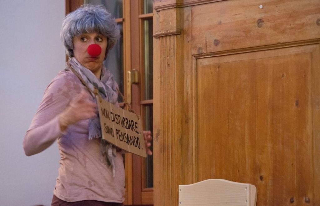 Stefania Mariani durante un momento dello spettacolo