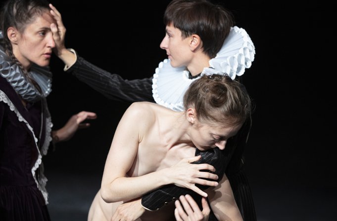 Yasmine Hugonnet (CH) in «Chro no lo gi cal»