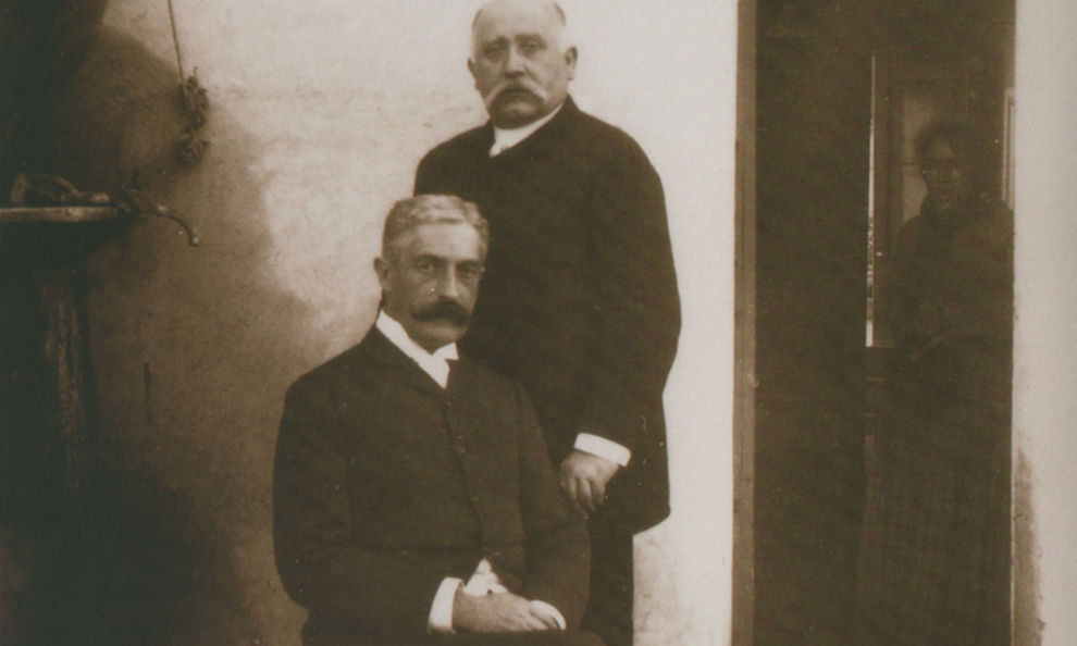 Giovanni Verga (in primo piano) e Luigi Capuana nel 1887, dal libro Giovanni Verga Scrittore Fotografo, Ed. De Agostini, 2004