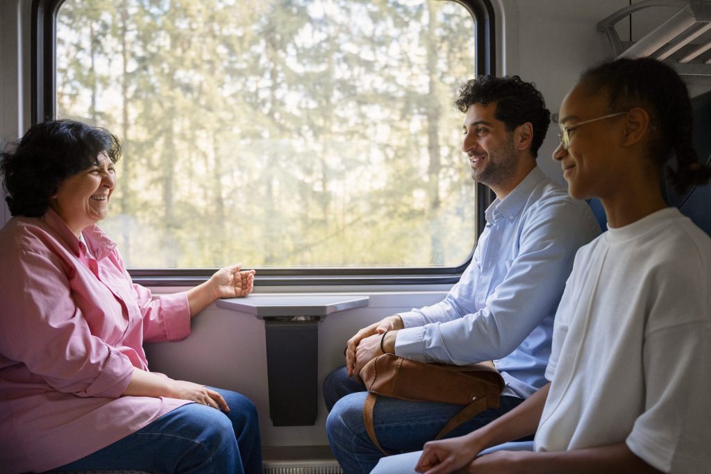 Il viaggio è una situazione tipica in cui è più facile iniziare delle conversazioni con persone mai incontrate prima (Freeepik.com)