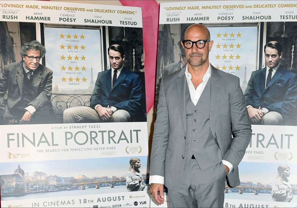 Stanley Tucci davanti alle locandine del suo film: il ruolo di Giacometti è di Geoffrey Rush (Keystone)