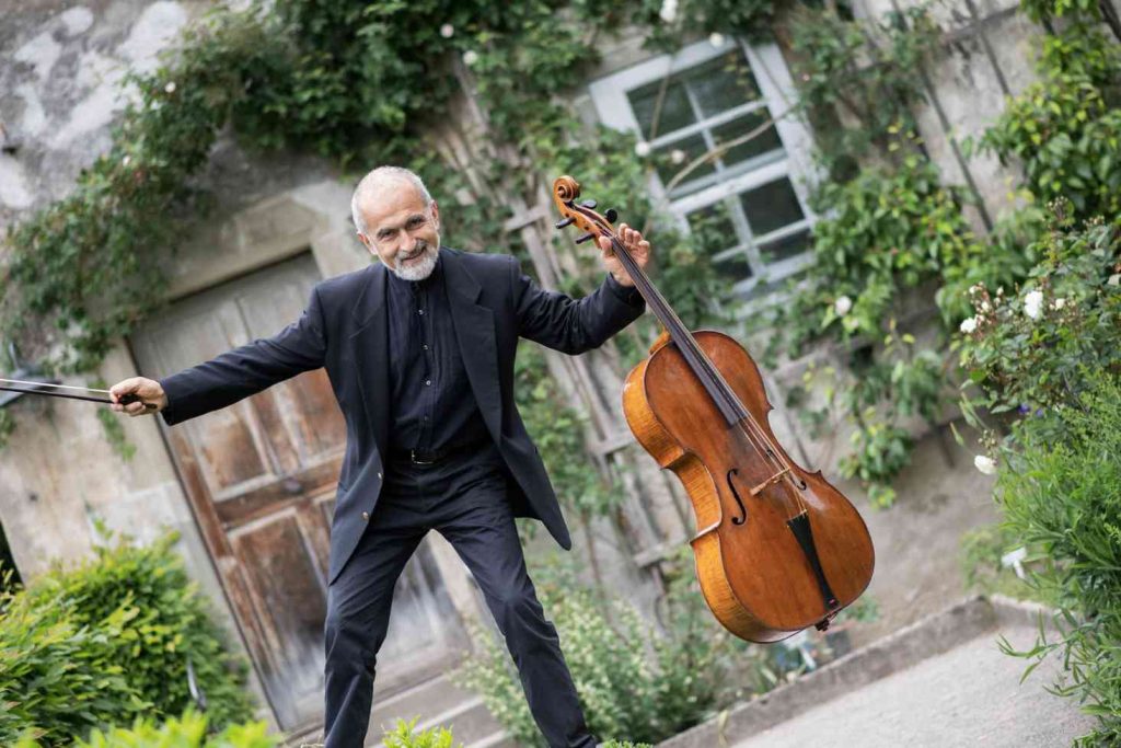 Il violoncellista italiano Mauro Valli