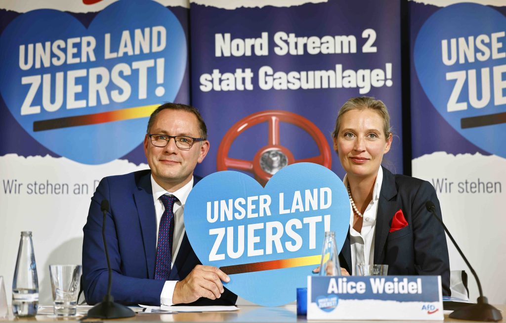 Tino Chrupalla (a sinistra) e Alice Weidel (a destra) hanno annunciato che AfD presenterà un candidato alla cancelleria. Lo slogan nella foto: «Il nostro Paese prima di tutto!» (Keystone)
