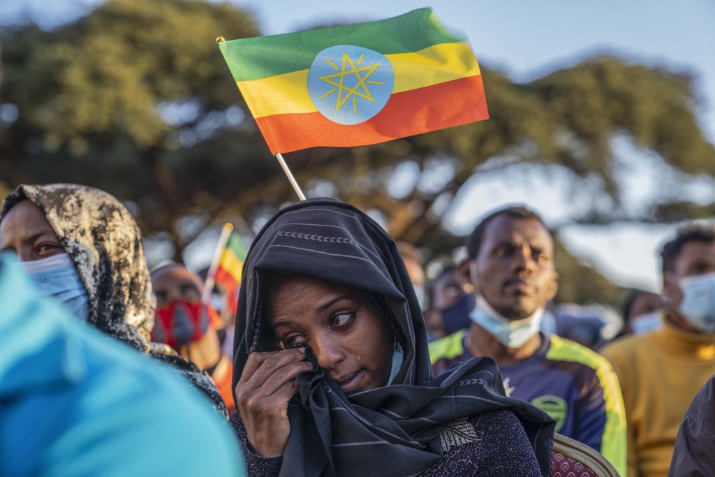 Ad Addis Abeba, a inizio novembre, una donna piange durante un evento per ricordare la crisi nel Tigré (Keystone)